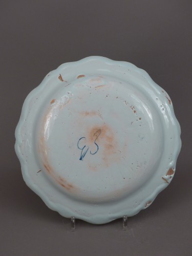 Céramiques, Porcelaines  - Plat en faïence de Rouen, décor à la pagode vers 1735