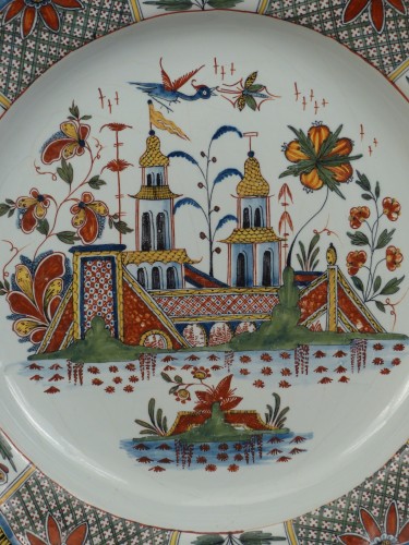 XVIIIe siècle - Plat en faïence de Rouen, décor à la pagode vers 1735