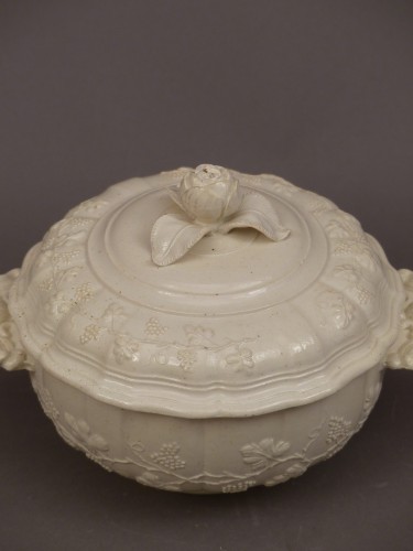 Pot à oille en faïence fine de Pont aux Choux vers 1765 - Céramiques, Porcelaines Style Louis XV