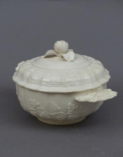 Céramiques, Porcelaines  - Pot à oille en faïence fine de Pont aux Choux vers 1765