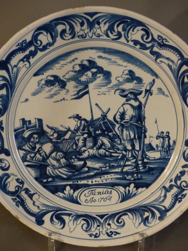 Plat en faïence de Makkum, 18e siècle - Céramiques, Porcelaines Style Louis XV