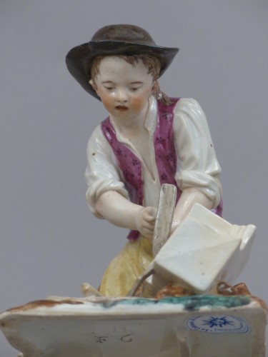 Antiquités - Statuette en porcelaine dure de Strasbourg, signée Joseph Hannong, 18e siècle