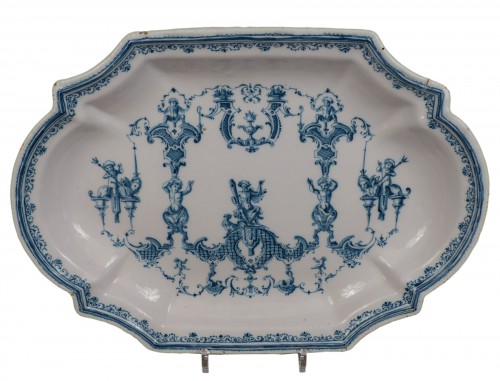 Moustiers, plat à 12 pans à décor Bérain, 1er quart du 18e siècle