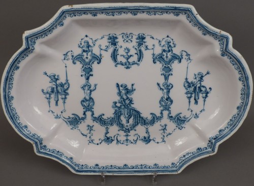 Moustiers, plat à 12 pans à décor Bérain, 1er quart du 18e siècle - Céramiques, Porcelaines Style Régence