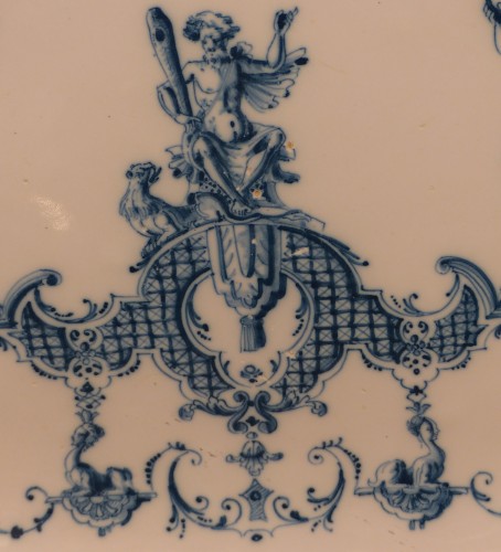 Céramiques, Porcelaines  - Moustiers, plat à 12 pans à décor Bérain, 1er quart du 18e siècle