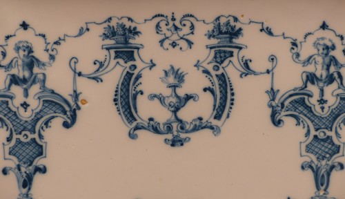 Moustiers, plat à 12 pans à décor Bérain, 1er quart du 18e siècle - Le Cabinet d'Amateur