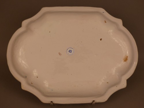 XVIIIe siècle - Moustiers, plat à 12 pans à décor Bérain, 1er quart du 18e siècle