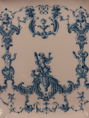 Antiquités - Moustiers, plat à 12 pans à décor Bérain, 1er quart du 18e siècle