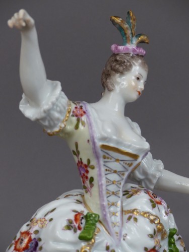 XVIIIe siècle - Grande statuette de Frankenthal représentant la " Camargo " dansant 18e siècle