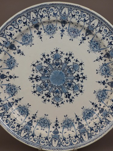 Plat en faïence Rouen début du 18e siècle - Céramiques, Porcelaines Style Régence