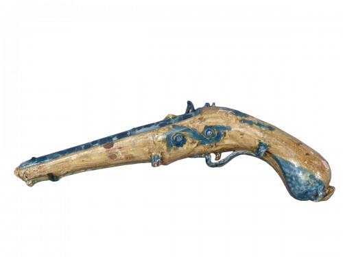 Un pistolet en faïence de Castelli 18e siècle