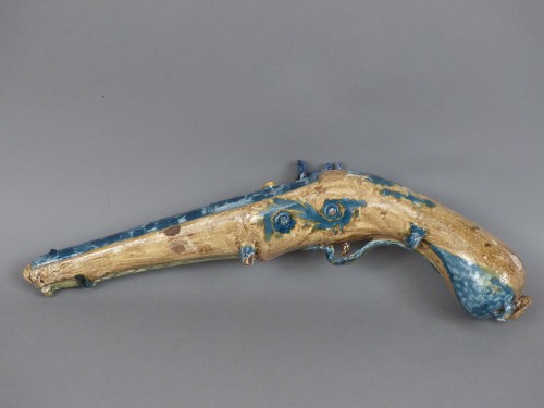 Céramiques, Porcelaines  - Un pistolet en faïence de Castelli 18e siècle