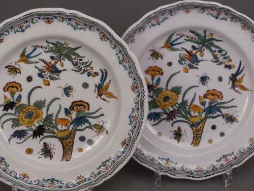 Paire d'assiettes en faïence de Moustiers, 1ere moitié du 18e siècle - Céramiques, Porcelaines Style Louis XV