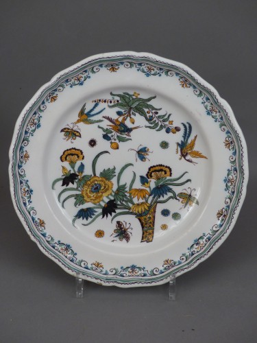 Céramiques, Porcelaines  - Paire d'assiettes en faïence de Moustiers, 1ere moitié du 18e siècle