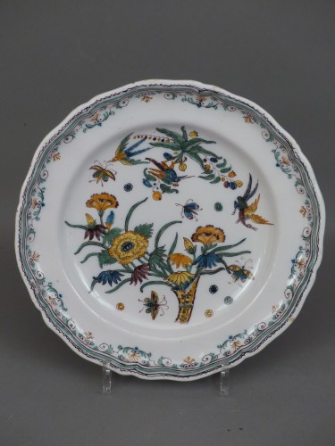 Paire d'assiettes en faïence de Moustiers, 1ere moitié du 18e siècle - Le Cabinet d'Amateur