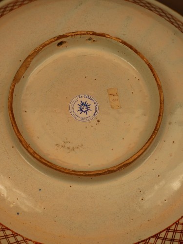 Un plat en faïence de Rouen Fabrique Guillibaud 18e siècle - Céramiques, Porcelaines Style Louis XV