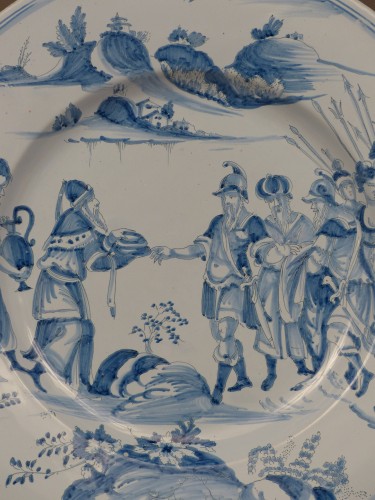 Grand plat à « Istoriati » en faïence de Nevers (1640 - 1660) - Céramiques, Porcelaines Style Louis XIV