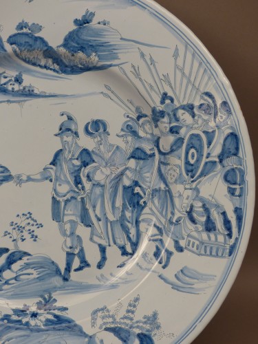 Céramiques, Porcelaines  - Grand plat à « Istoriati » en faïence de Nevers (1640 - 1660)