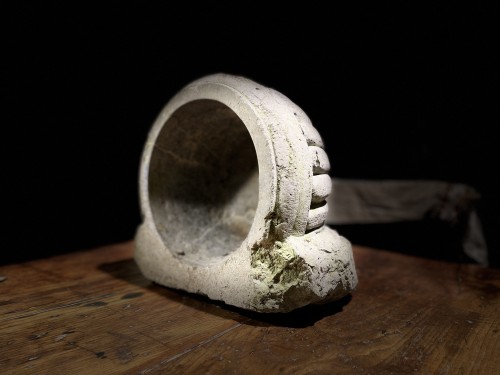 Art sacré, objets religieux  - Bénitier en pierre marbrière - Fin XVIe