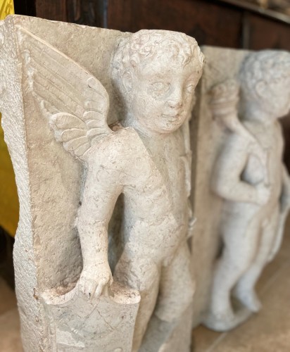 Antiquités - Paire de reliefs d'anges en marbre - XVIe