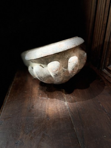 17th century - 17th century Marble Wall Mounted Font