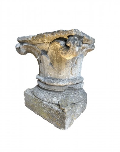 Imposant chapiteau d'applique en pierre fin XIIe
