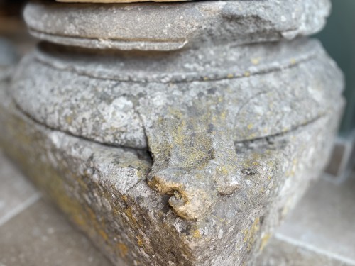 Imposant chapiteau d'applique en pierre fin XIIe - Le jardin des Moines