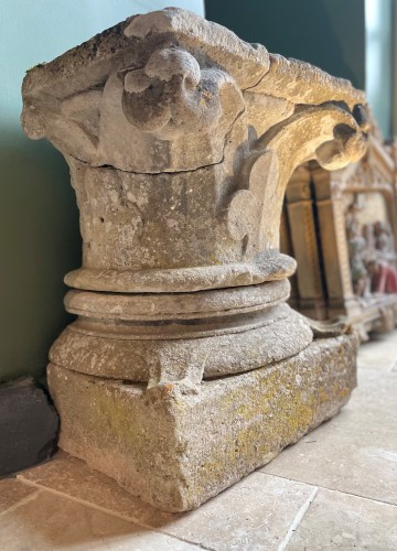 Imposant chapiteau d'applique en pierre fin XIIe - 