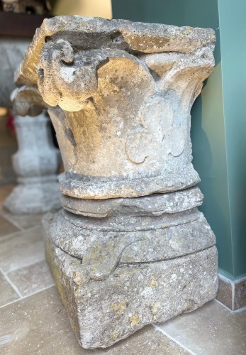 Antiquités - Imposant chapiteau d'applique en pierre fin XIIe