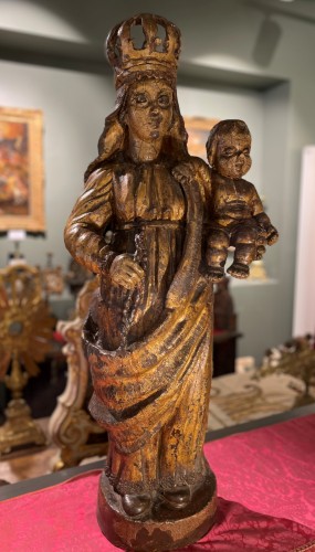 Grande Vierge à l’enfant en terre cuite dorée - 