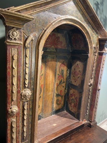 Grande niche en bois sculpté et peint du début XIXe - Art sacré, objets religieux Style 