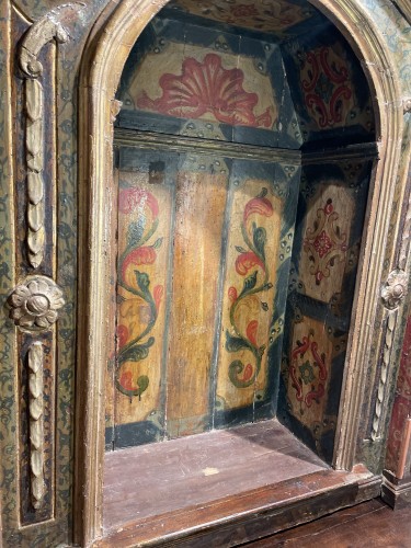 Grande niche en bois sculpté et peint du début XIXe - 