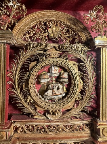 Art sacré, objets religieux  - Reliquaire du XVIIIe siècle façon retable aux 21 reliques