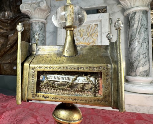 XIe au XVe siècle - Châsse en cuivre et cristal de roche de saint maurice, France XVe siècle