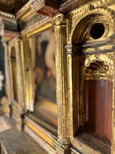 Elément d'autel architecturé en bois sculpté et doré feuilles d’or - 