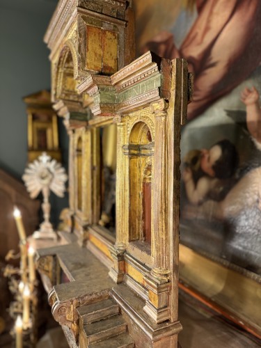 Antiquités - Elément d'autel architecturé en bois sculpté et doré feuilles d’or