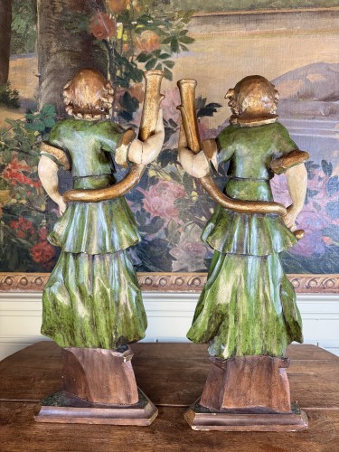 Antiquités - Pair Of Ceroferous Cherubs In The Colors Of Hope - 18th Century