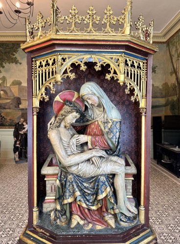 Art sacré, objets religieux  - Imposante Pieta en bois dans un retable - circa 1890