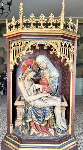 Imposante Pieta en bois dans un retable - circa 1890 - Le jardin des Moines