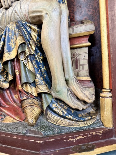 Antiquités - Imposante Pieta en bois dans un retable - circa 1890