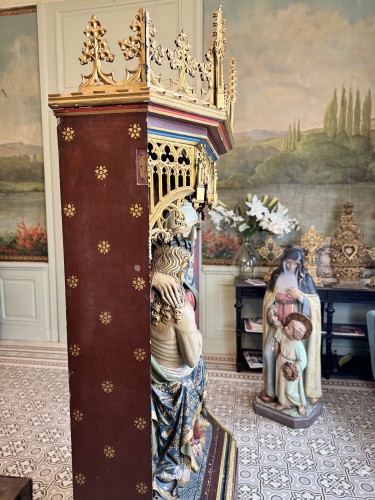 Antiquités - Imposante Pieta en bois dans un retable - circa 1890