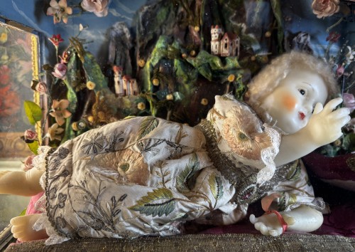 Antiquités - Cire habillée de l’Enfant circa 1800
