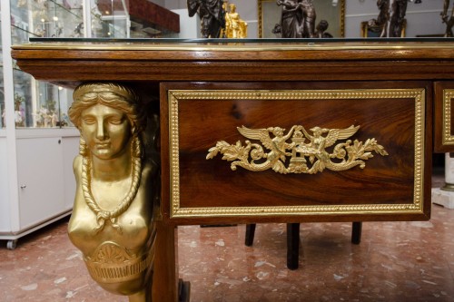 Grand bureau plat aux sphinges en bronze doré, vers vers 1900 dans le goût de Jacob Desmalter - L'Egide Antiques