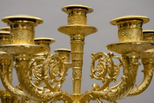 XIXe siècle - Paire de chandeliers aux victoires ailées d’après Pierre Philippe Thomire