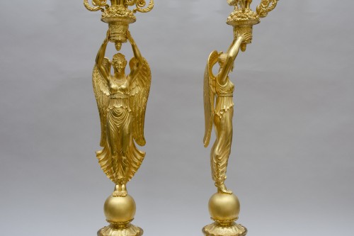 Antiquités - Paire de chandeliers aux victoires ailées d’après Pierre Philippe Thomire