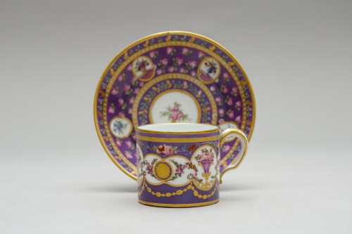 Petite tasse litron en porcelain de Sèvres, circa 1783 - Céramiques, Porcelaines Style Louis XVI