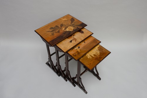 Superbe série de quatre tables gigognes, Emile Gallé à Nancy Vers 1900 - Mobilier Style Art nouveau