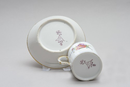 Tasse « gerbes de fleurs » Sèvres FF pour l'année 1783 - Céramiques, Porcelaines Style Louis XVI