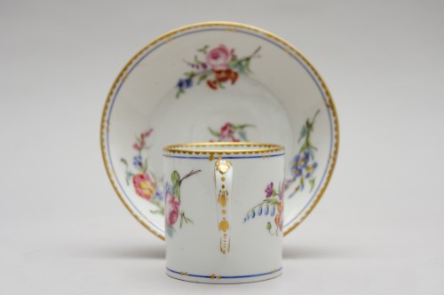 XVIIIe siècle - Tasse « gerbes de fleurs » Sèvres FF pour l'année 1783