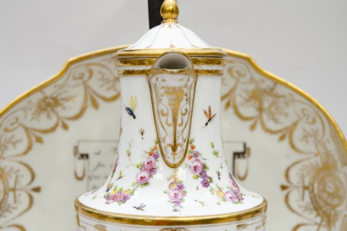 Antiquités - Refined porcelain ewer and basin, Paris Late 18th century